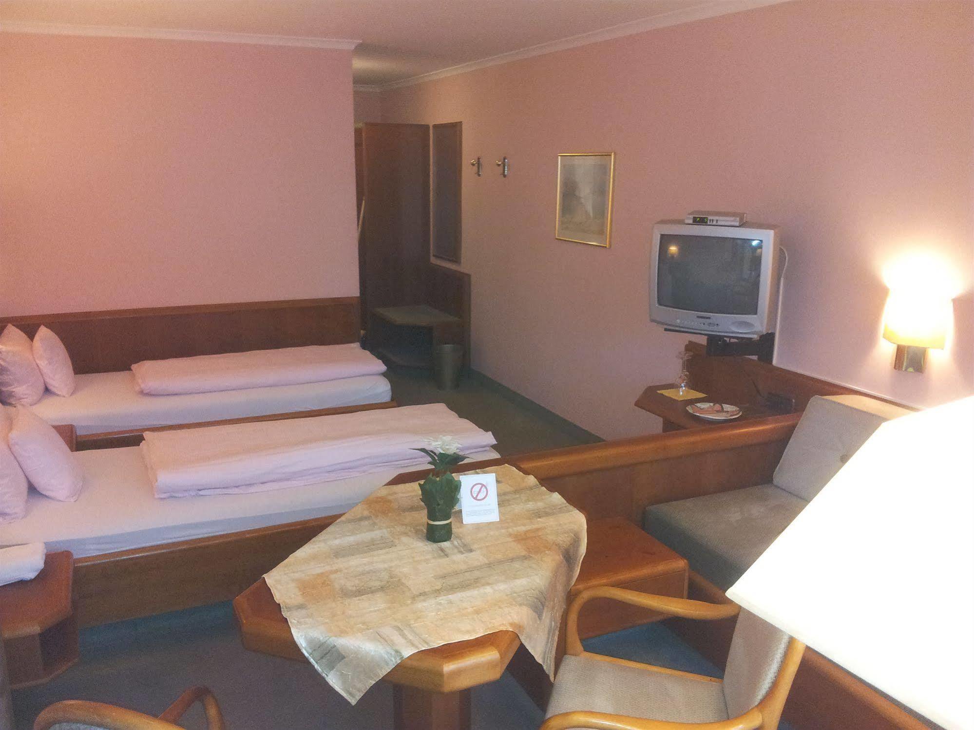 Hotel Am Kurpark Бад Вимпфен Екстериор снимка