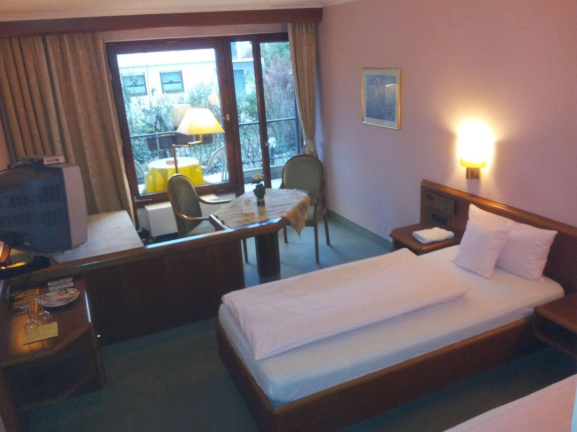 Hotel Am Kurpark Бад Вимпфен Екстериор снимка