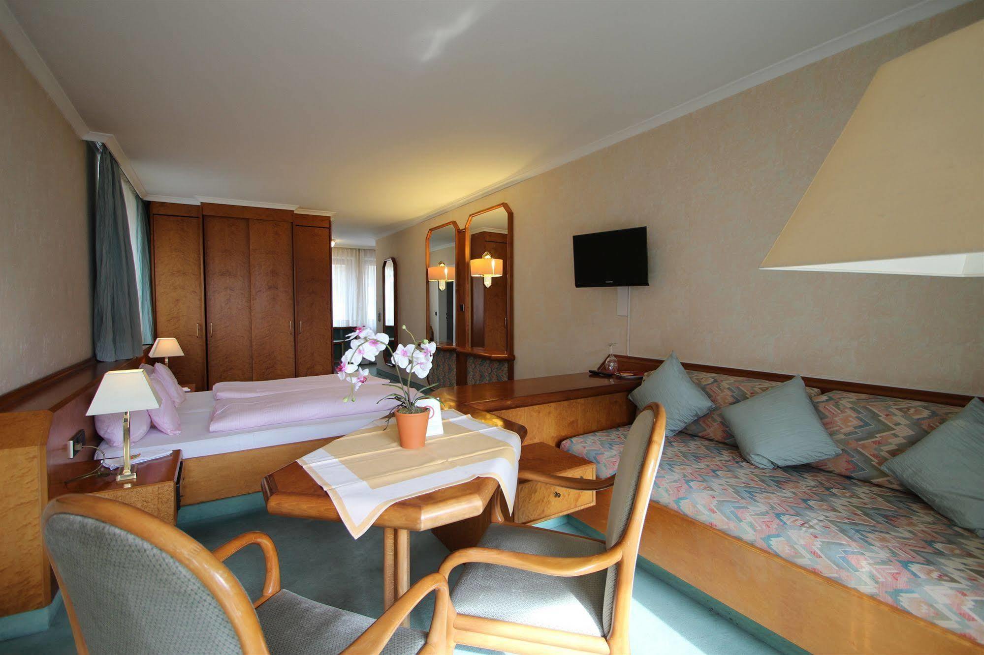Hotel Am Kurpark Бад Вимпфен Екстериор снимка